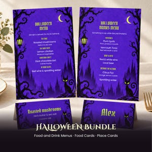 Può includere: Un set di Halloween con due menu verticali e due segnaposto viola con sagome nere di alberi, un castello, una luna crescente e un gatto. Il testo include Halloween Menu, Halloween Drinks Menu e il nome Alex.