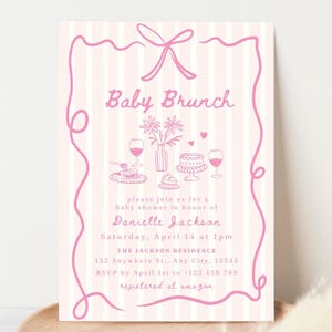 Może przedstawiać: Różowo-białe w paski zaproszenie na baby shower z różową wstążką i tekstem "Baby Brunch". Zaproszenie zawiera szczegóły dotyczące baby shower zorganizowanego na cześć Danielle Jackson, w tym datę, godzinę, miejsce i informacje RSVP.