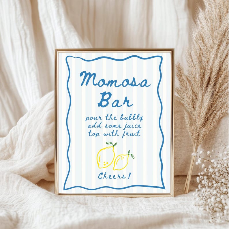 K&ouml;nnte beinhalten: Ein gerahmtes Schild mit den Worten "Mimosa Bar" in blauer Schrift. Das Schild hat einen blau-wei&szlig; gestreiften Hintergrund und enth&auml;lt Anweisungen und eine Zeichnung von zwei Zitronen. Die Worte "Cheers!" stehen unten.