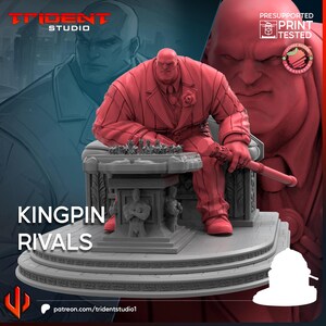 Könnte beinhalten: Eine rote Harzminiaturfigur eines großen, glatzköpfigen Charakters im Anzug, der an einem Schreibtisch mit einem Schachspiel sitzt. Die Basis zeigt dekorative Schnitzereien und den Text KINGPIN RIVALS, TRIDENT STUDIO und PRESUPPORTED PRINT TESTED.