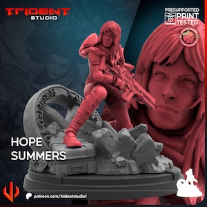 Könnte beinhalten: Eine rote 3D-gedruckte Figur von Hope Summers, kniend und mit einem Gewehr, auf einem Sockel mit dem Text "FORGIVEN" und "HOPE SUMMERS". Das Trident Studio-Logo ist sichtbar, zusammen mit "PRESUPPORTED PRINT TESTED".