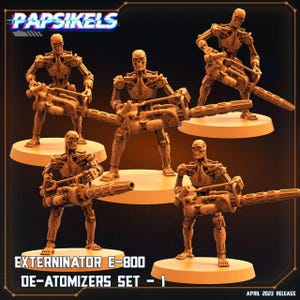 Op de afbeelding: Een set van vijf bruin gekleurde Exterminator E-800 De-Atomizers figuren. Elke figuur is een humanoïde robot met een groot wapen. De figuren staan op ronde bases. De tekst "PAPSIKELS" staat bovenaan en "EXTERMINATOR E-800 DE-ATOMIZERS SET - 1" onderaan.