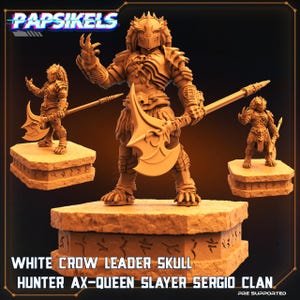 Puede incluir: Figura detallada de color claro de un personaje similar a Predator, sosteniendo un hacha grande y una lanza. La figura está sobre una base de piedra con símbolos tallados. La imagen incluye el texto "WHITE CROW LEADER SKULL" y "HUNTER AX-QUEEN SLAYER SERGIO CLAN".