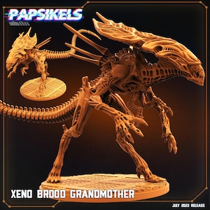 Op de afbeelding: Een gedetailleerd, bruin model van een Xenomorph Brood Grandmother, een wezen met een skeletachtig uiterlijk, lange staart en meerdere ledematen. Het model staat op een cirkelvormige basis, met de tekst "Xeno Brood Grandmother" en "July 2023 Release". Het logo "Papsikels" staat bovenaan.