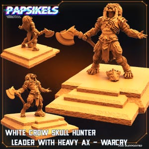 Puede incluir: Figuras de color beige de un guerrero con un hacha pesada, exhibidas sobre plataformas escalonadas. El texto "WHITE CROW SKULL HUNTER LEADER WITH HEAVY AX - WARCRY" está en la parte inferior, con la marca "Papsikels" en la parte superior. Figuras muy detalladas.