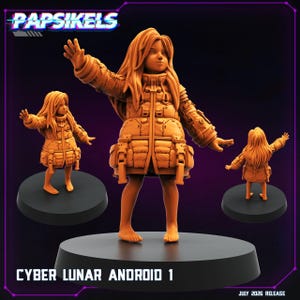 Op de afbeelding: Een monochroom oranje miniatuurfiguur met lang haar, gekleed in een jas met hoge kraag, meerdere zakken en mechanische armdetails. Het figuur staat op blote voeten op een ronde zwarte basis en wordt vanuit drie hoeken getoond.