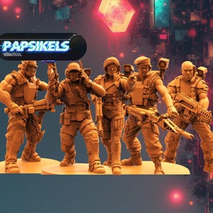 Pode incluir: Cinco figuras em miniatura de cor bege de soldados com equipamento tático, cada um segurando uma arma. As figuras estão em pé sobre uma base de cor clara. A palavra "Papsikels" é exibida em uma fonte azul e branca em um fundo preto.