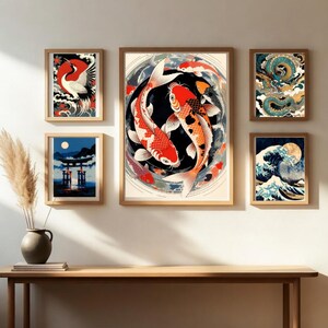 Peut inclure: Ensemble de tableaux japonais encadrés. Les impressions présentent des carpes koï, une grue, un dragon, un paysage marin et une scène de temple. L'œuvre est exposée sur un mur blanc au-dessus d'une table en bois. Les cadres sont de couleur marron clair.
