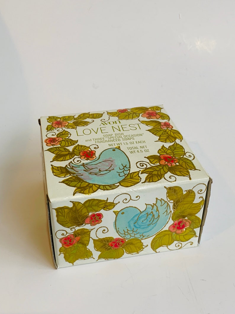 Puede incluir: Una caja blanca con un dise&ntilde;o floral con p&aacute;jaros azules y flores rojas. La caja contiene un jabonera y tres jabones perfumados "Special Occasion". La caja est&aacute; etiquetada "Avon Love Nest" y tiene un peso neto de 4,5 onzas.