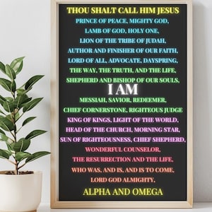Op de afbeelding: Een rechthoekig ingelijst wandkunstwerk met een zwarte achtergrond en neonkleurige tekst met diverse titels voor Jezus, waaronder Vredevorst, Lam Gods en Alfa en Omega, weergegeven in een verticale lijst met een lichthouten frame.