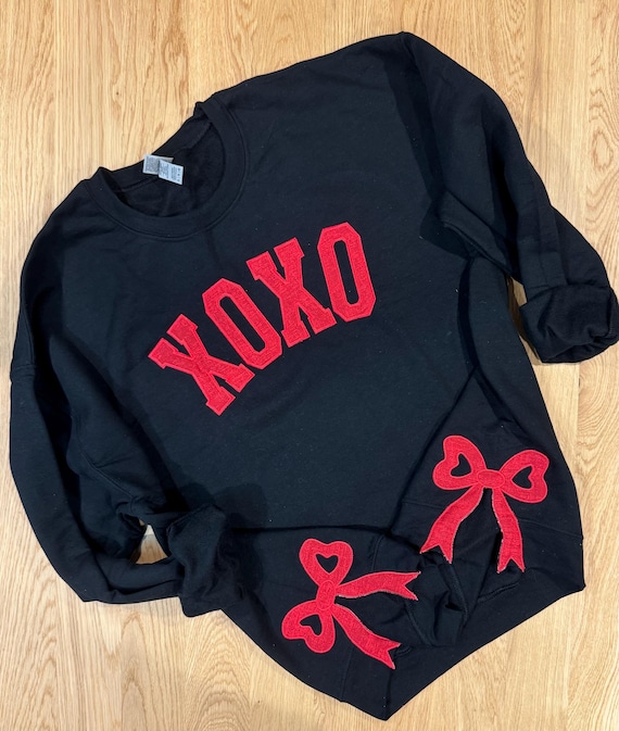 XOXO バレンタイン スウェットシャツ：サイドリボンカットアウト 
