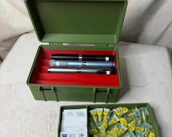Estuche Premium para Plumas de Péptidos - con espacio para 5 plumas más agujas/toallitas y espacio abierto adicional en la parte inferior.