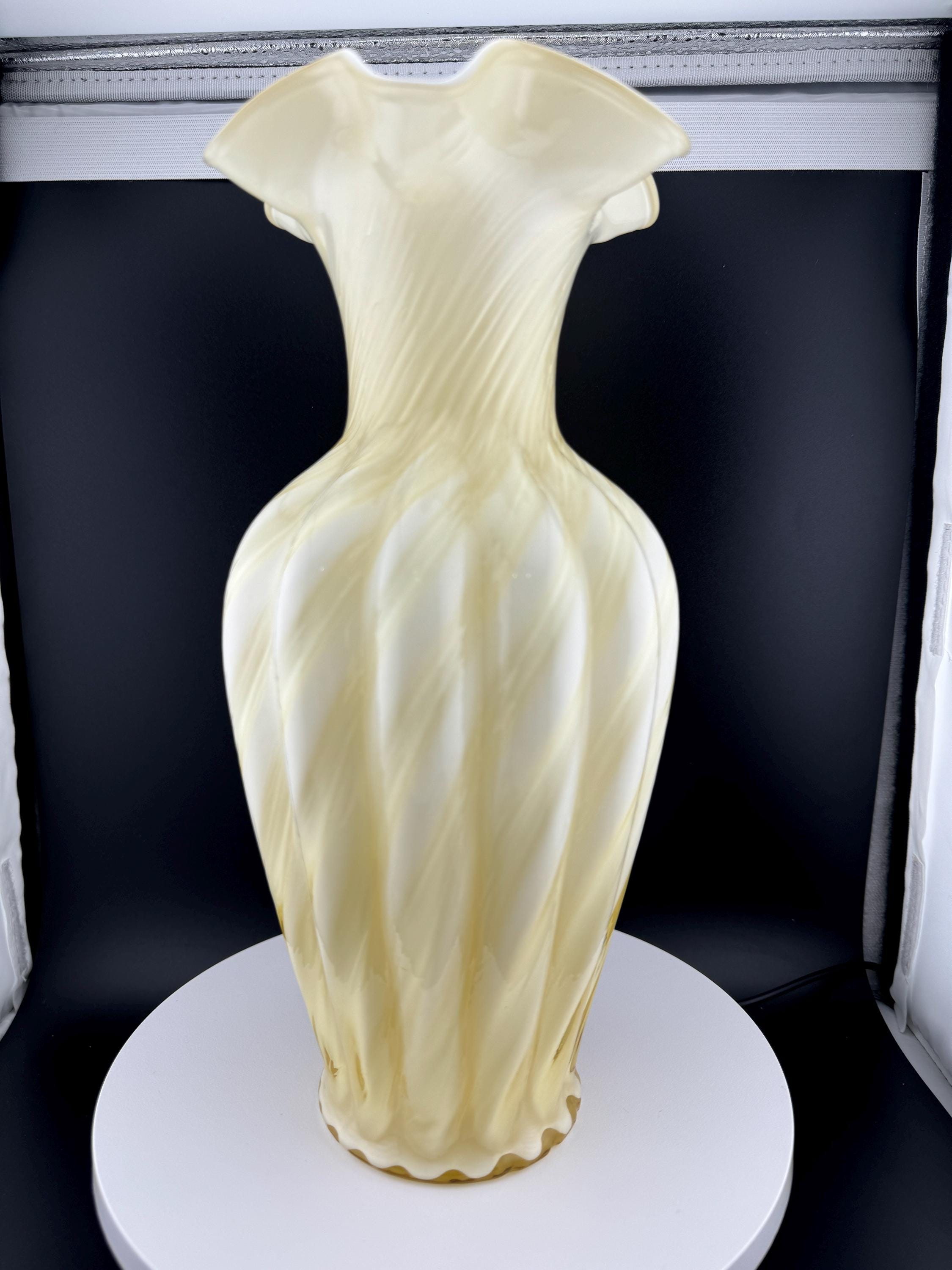 ヴィンテージのイエロー＆ホワイト渦巻きフェントン花瓶 - Etsy 日本