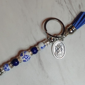 Sleutelhanger met kralen blauw witte bloemen lederen tassel sleutelhanger St. Christopher-medaille katholieke gebedskaart patroonheilige van reizen Cadeau voor haar