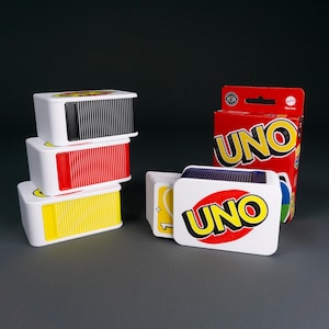 Caja de cartas para UNO y sus variantes Flip!, Extreme, Party, Bingo, Show 'em No Mercy. Protección perfecta para almacenamiento y viajes.