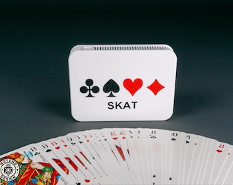 Caja para SKAT y juegos de cartas similares. Protección perfecta para guardar y viajar. Ligera, resistente, duradera e ideal para regalar.
