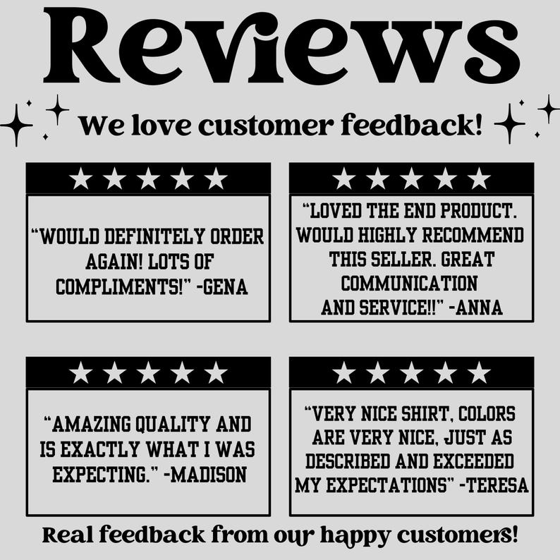 K&ouml;nnte beinhalten: Hellgraue Grafik mit dem Wort &bdquo;Reviews&ldquo; in gro&szlig;en, schwarzen, stilisierten Buchstaben. Darunter wird der Text &bdquo;We love customer feedback!&ldquo; angezeigt. Vier Kundenbewertungen werden gezeigt, jede mit einer F&uuml;nf-Sterne-Bewertung.
