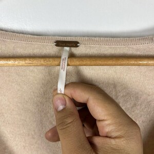 Cardigan Free People 100% cashmere con bottoni, taglia L, modello da ragazzo, con scollo a V. immagine 2
