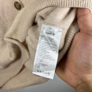 Cardigan Free People 100% cashmere con bottoni, taglia L, modello da ragazzo, con scollo a V. immagine 6