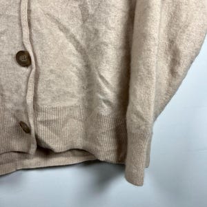 Cardigan Free People 100% cashmere con bottoni, taglia L, modello da ragazzo, con scollo a V. immagine 10
