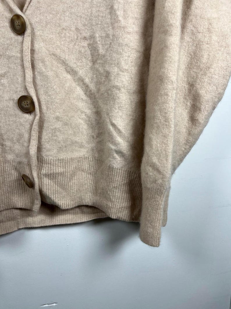 Cardigan Free People 100% cashmere con bottoni, taglia L, modello da ragazzo, con scollo a V. immagine 10