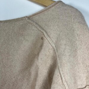 Cardigan Free People 100% cashmere con bottoni, taglia L, modello da ragazzo, con scollo a V. immagine 5