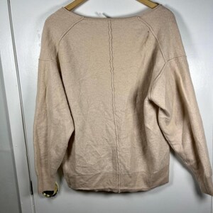 Cardigan Free People 100% cashmere con bottoni, taglia L, modello da ragazzo, con scollo a V. immagine 4