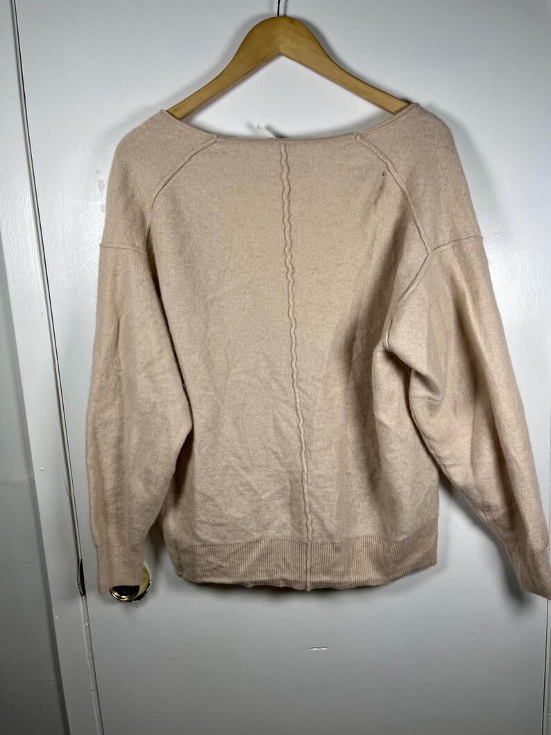 Cardigan Free People 100% cashmere con bottoni, taglia L, modello da ragazzo, con scollo a V. immagine 4
