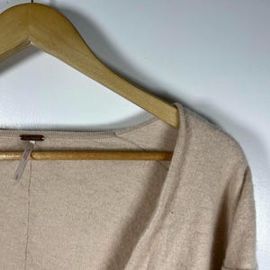 Cardigan Free People 100% cashmere con bottoni, taglia L, modello da ragazzo, con scollo a V. immagine 8