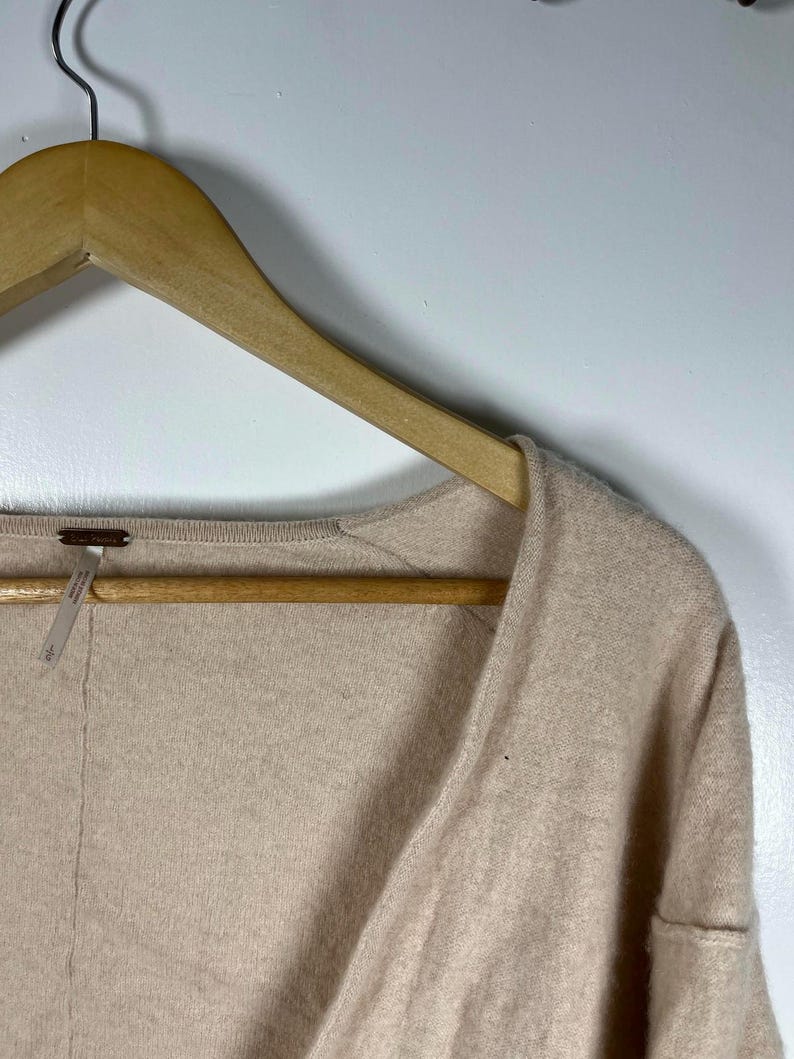 Cardigan Free People 100% cashmere con bottoni, taglia L, modello da ragazzo, con scollo a V. immagine 8