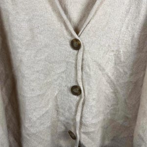 Cardigan Free People 100% cashmere con bottoni, taglia L, modello da ragazzo, con scollo a V. immagine 3