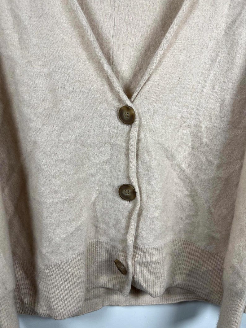 Cardigan Free People 100% cashmere con bottoni, taglia L, modello da ragazzo, con scollo a V. immagine 3