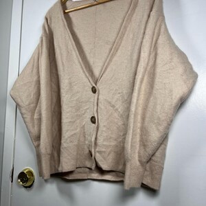 Cardigan Free People 100% cashmere con bottoni, taglia L, modello da ragazzo, con scollo a V. immagine 9