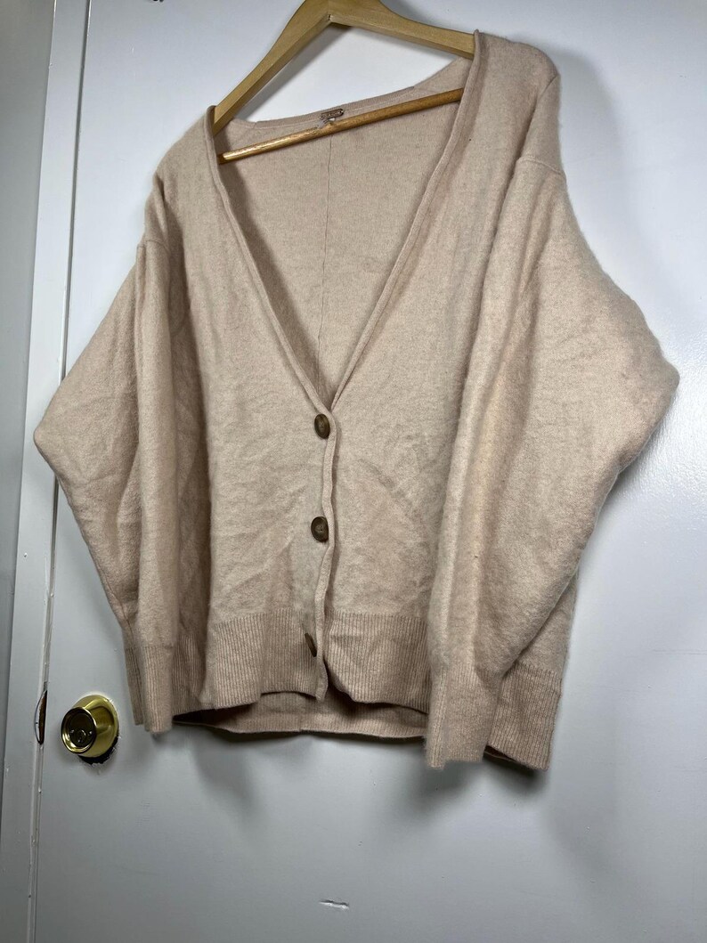 Cardigan Free People 100% cashmere con bottoni, taglia L, modello da ragazzo, con scollo a V. immagine 9