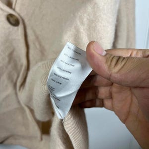 Cardigan Free People 100% cashmere con bottoni, taglia L, modello da ragazzo, con scollo a V. immagine 7