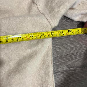 Cardigan Free People 100% cashmere con bottoni, taglia L, modello da ragazzo, con scollo a V. immagine 11