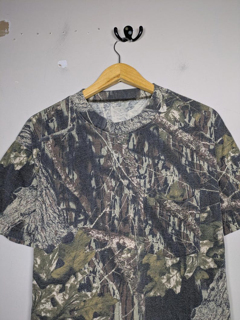 Camiseta vintage con bolsillo de camuflaje de roble musgoso Treeback Hardwoods Gorpcore, talla grande imagen 3
