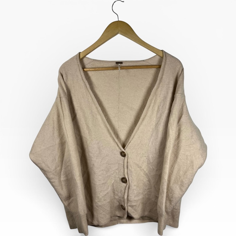 Cardigan Free People 100% cashmere con bottoni, taglia L, modello da ragazzo, con scollo a V. immagine 1