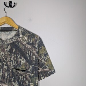 Camiseta vintage con bolsillo de camuflaje de roble musgoso Treeback Hardwoods Gorpcore, talla grande imagen 2