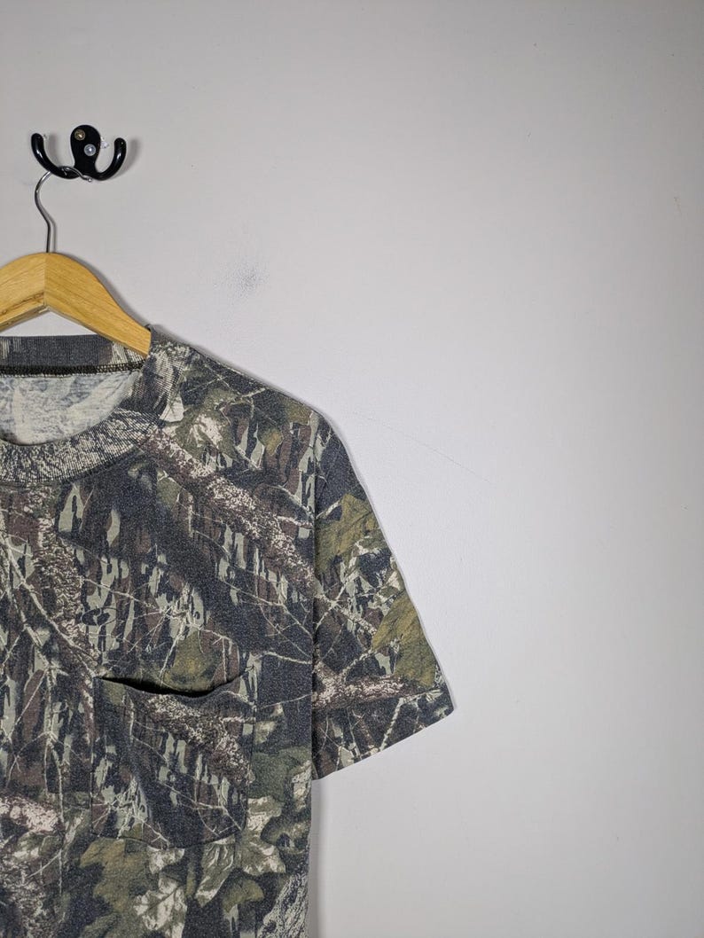 Camiseta vintage con bolsillo de camuflaje de roble musgoso Treeback Hardwoods Gorpcore, talla grande imagen 2