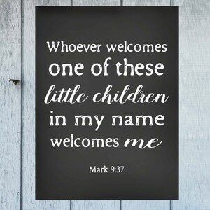 Puede incluir: Un letrero de pizarra negro y blanco con la cita "Quienquiera que reciba a uno de estos niños pequeños en mi nombre, me recibe a mí" y la referencia bíblica "Marcos 9:37".