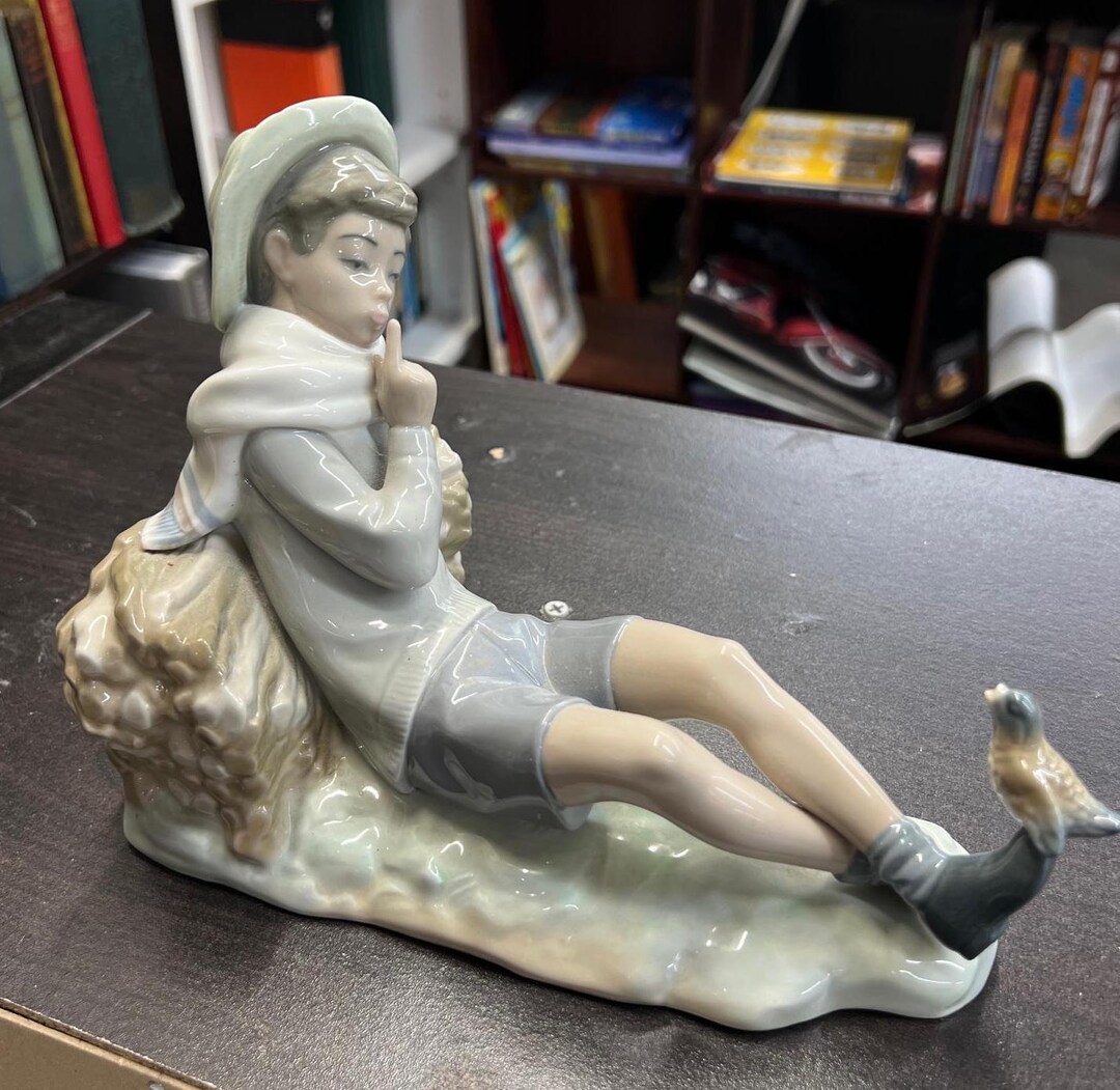 Lladro Resting Shepherd Boy With Bird Porcelain Figurine Bird Watcher Lladro Resting Shepherd Boy With Bird Porcelain Figurine Bird Watcher