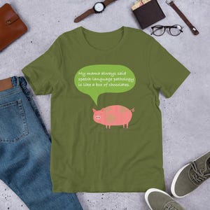 SLP "Mia mamma diceva sempre che la patologia del linguaggio è come una scatola di cioccolatini." Maglietta unisex Logopedia Scuola Ospedale Animali
