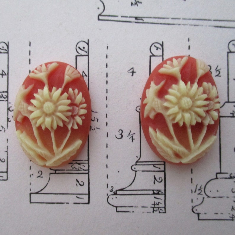 Orange and Cream Floral Cabs Vintage Jewelry supplies Vintage Flower Cabochons Cameo Coral /& Ivory Daisy 25x18mm Findings NOS Two M4 2