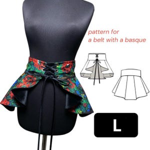 Może przedstawiać: Kwiatowy pas z baską, prezentowany na czarnym manekinie. Pas posiada czarne sznurowanie i czarne satynowe wykończenie. Obraz zawiera również schemat wzoru i wskaźnik rozmiaru.