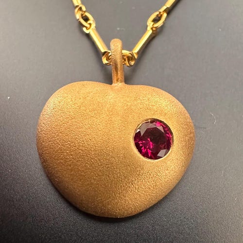 新品タグ付き　Madeline Love actually Love Actually Heart Necklace in Gold Plated - Etsy
