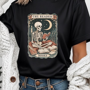 Der Leser Tarot Karte Tshirt, Leser Skelett Shirt, Komfort Farben Leser Tarot Karte Tee, Buch-Liebhaber-Geschenk, Bücherwurm Geschenk, Tarot-Liebhaber