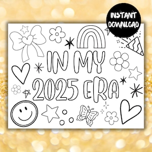 Puede incluir: Una página para colorear imprimible en blanco y negro con el texto "In My 2025 Era" rodeada de estrellas, corazones, flores, un arcoíris, una mariposa y una cara sonriente.