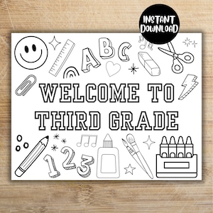 Könnte beinhalten: Schwarz-weißes, druckbares Schild mit dem Text "WELCOME TO THIRD GRADE", umgeben von Illustrationen zum Thema Schule, darunter ein Smiley, ein Lineal, ABCs, eine Schere und Buntstifte. Das Schild ist ein digitaler Download.