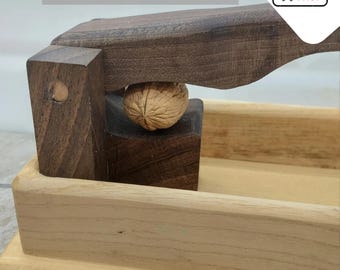 手作りの木製クルミ割り器（殻取り器付き） - 天然の原木クルミ割り器